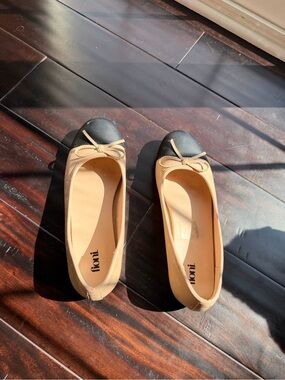 Two-Tone Beige and Black Ballet Flats with Bow